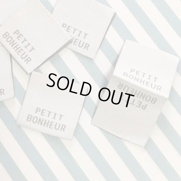 画像2: ピスネーム　フレンチ刺繍タグ　PETIT BONHEUR 　白ベース（グレー） (2)