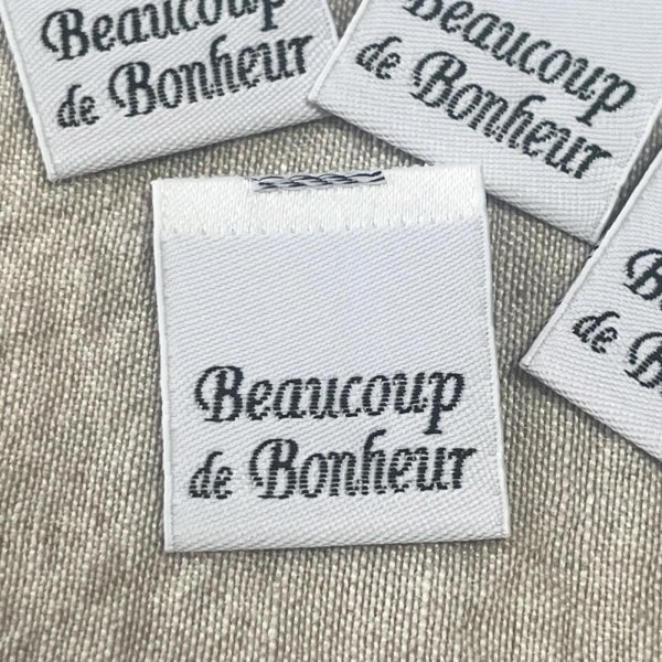 画像1: ピスネームタグ　beaucoup de bonheur　白ベース（黒文字） (1)